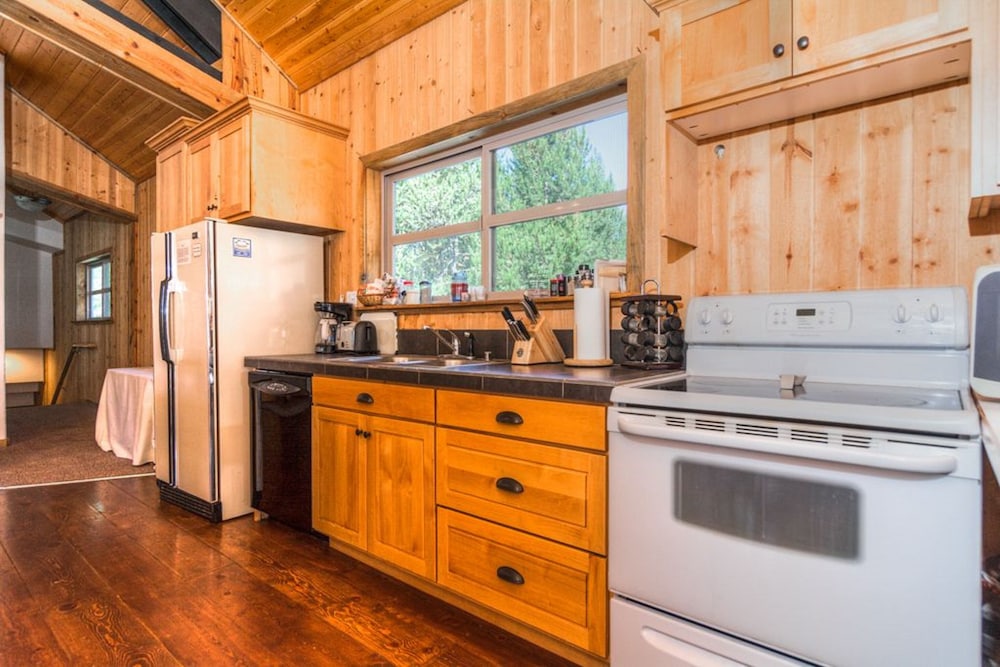 Upstairs Lodge Treetop Suite, 2-Queen Plus Accessory Beds, Full Kitchen photo 2