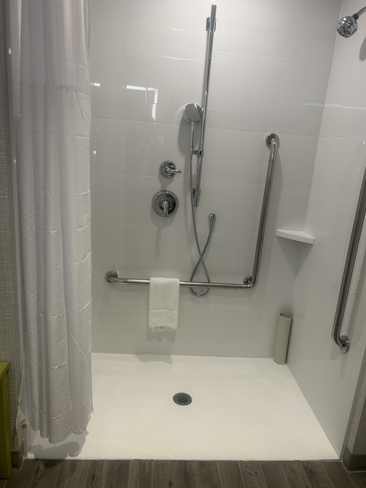 Room, 2 Queen Beds, Accessible, Non Smoking (Mobility/Hearing, Roll In Shower) - Photo 5