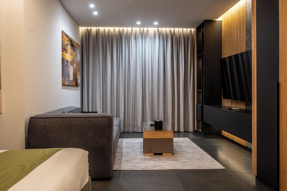 Deluxe Studio Suite, City View