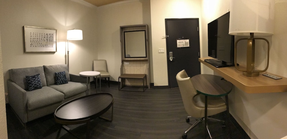 Suite, 1 King Bed - Photo 3