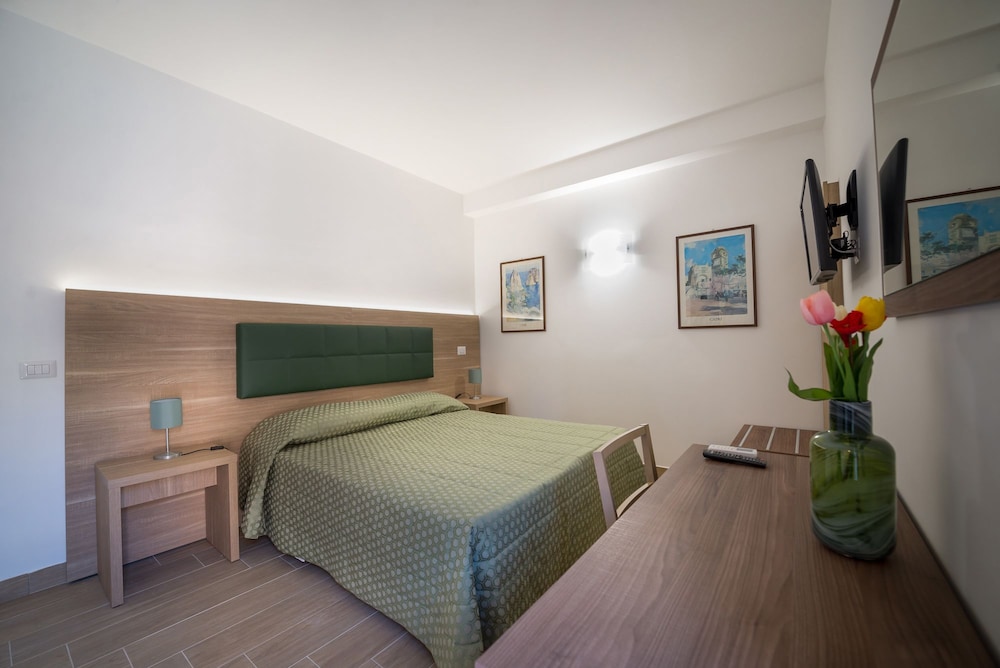 Standard Double or Twin Room photo 1