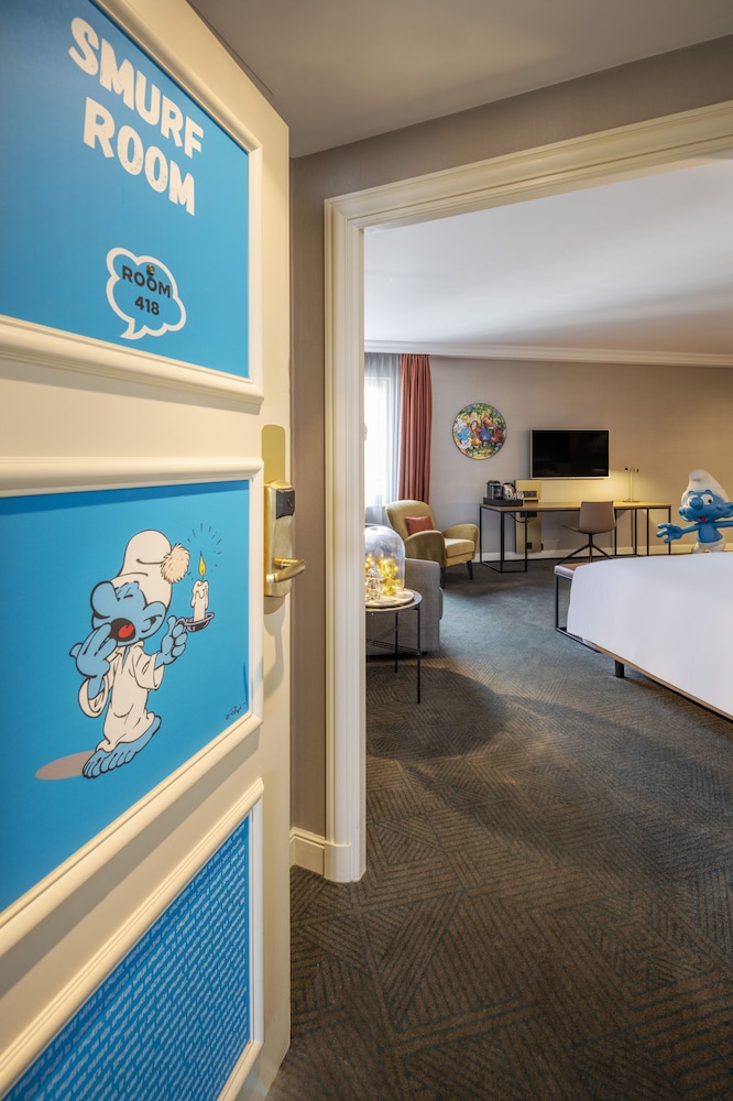 Family Room, 2 Queen Beds (Fun Smurf)
