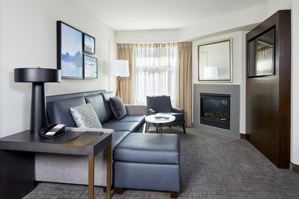 Suite, 2 Bedrooms, Fireplace - Photo 2