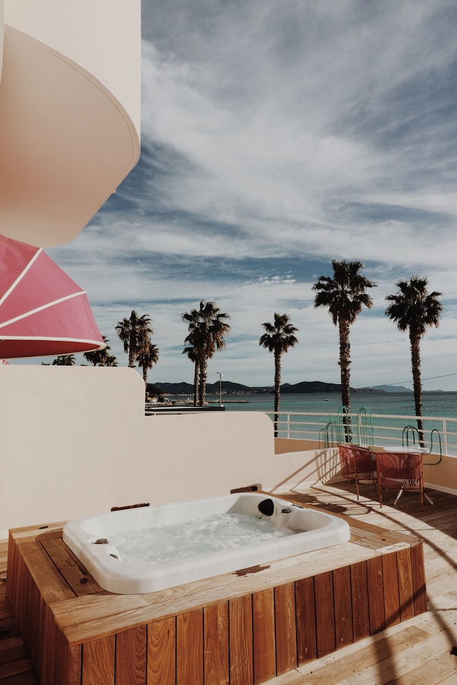 Chambre Front De Mer Terrasse SPA photo 3