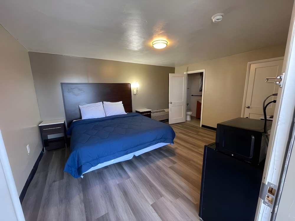 Room, 1 King Bed, Smoking photo 3