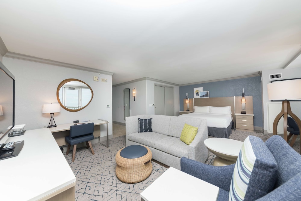 King Bed Junior Suite accessible ocean front w/ roll-in shower, photo 6