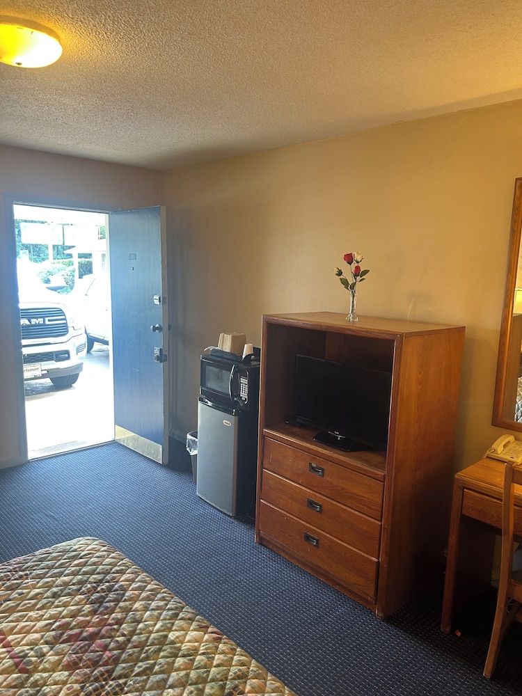 Basic Single Room, 1 Queen Bed photo 2