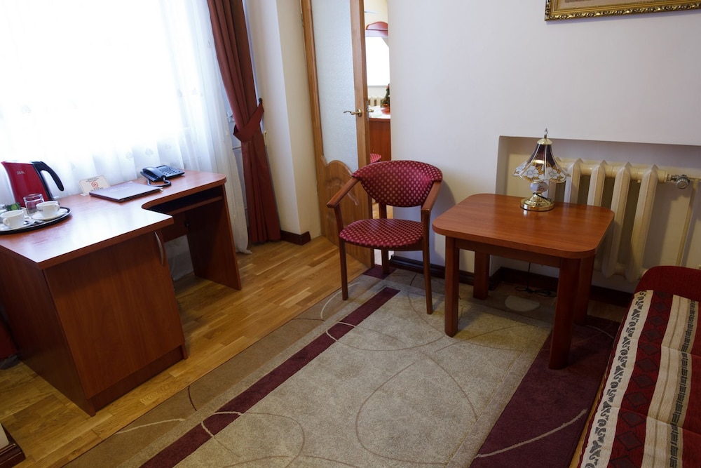 Business Suite, 1 King Bed With Sofa Bed photo 2
