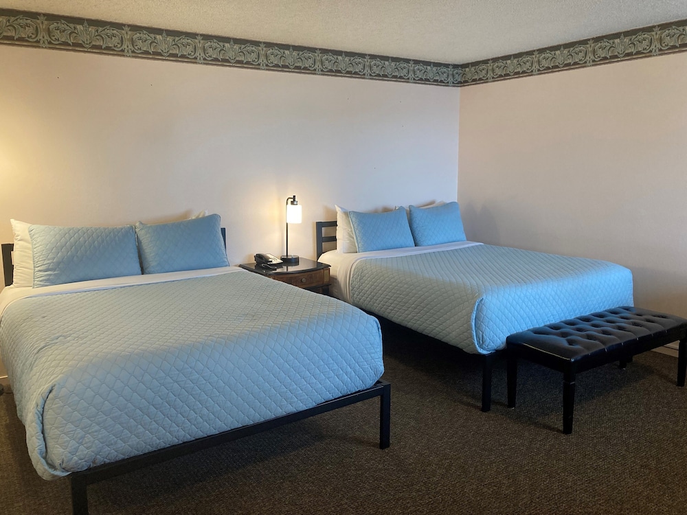Standard Room, 2 Queen Beds, Non Smoking, Partial Ocean View - Photo 2