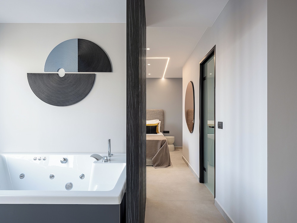 Superior Double Room, Hot Tub, Partial Sea View photo 2