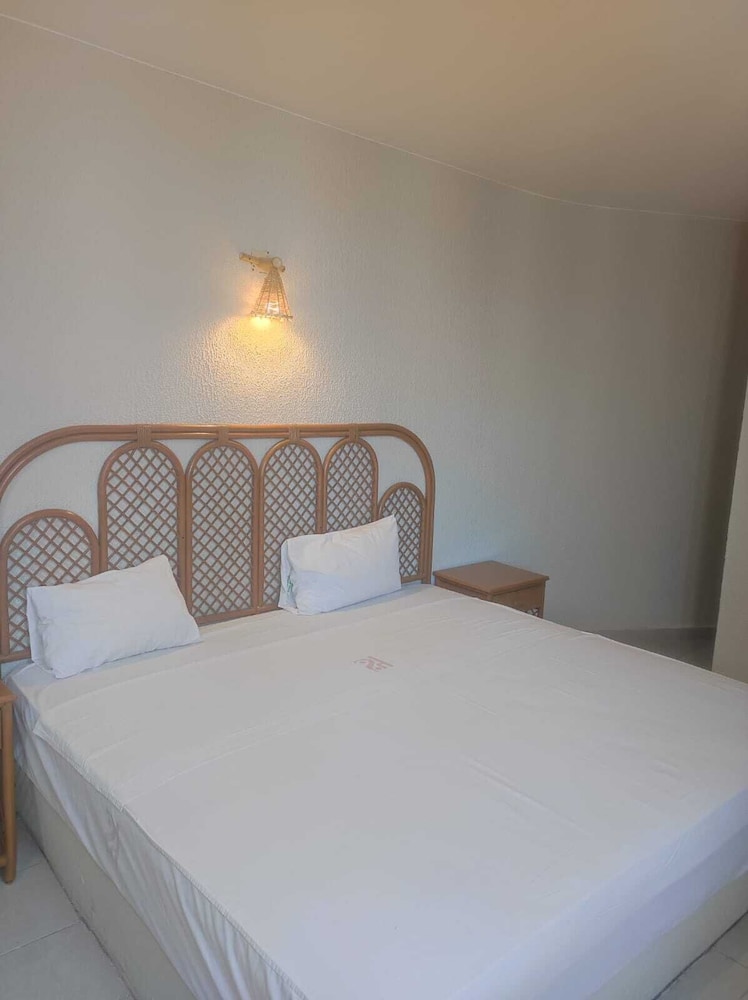 Deluxe Studio, 1 King Bed photo 3