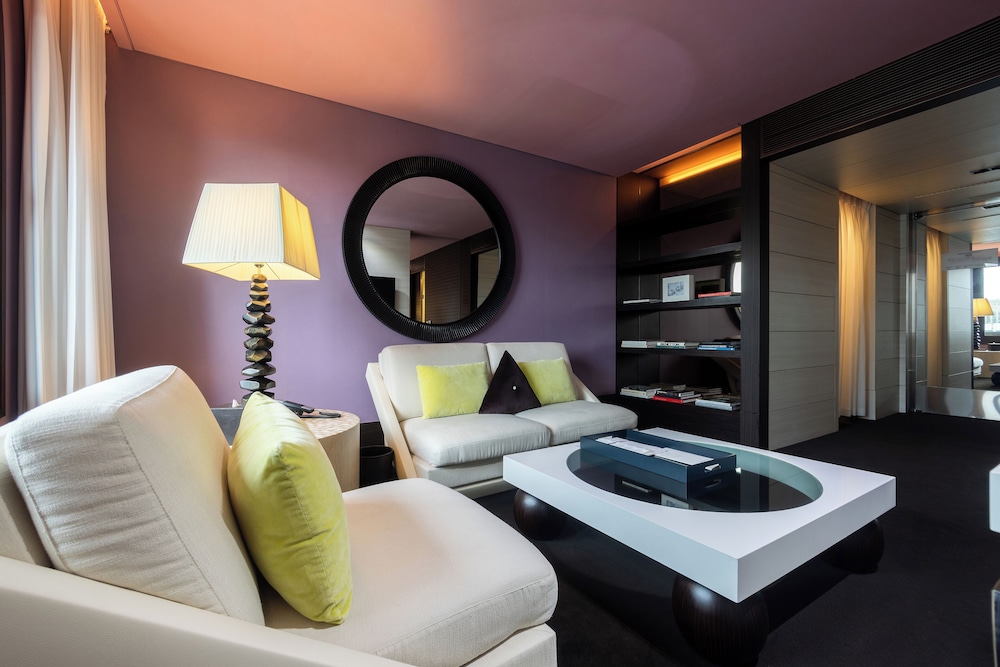 Club Suite, 1 King Bed, City View - Photo 3