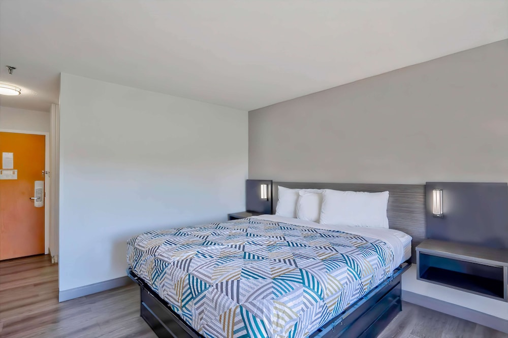 Deluxe Room, 1 King Bed, Non Smoking, Refrigerator photo 1
