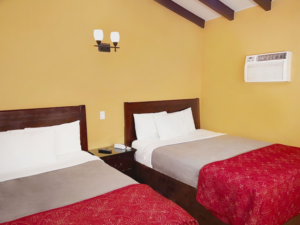 Family Double Room, 2 Queen Beds, Non Smoking, Refrigerator & Microwave