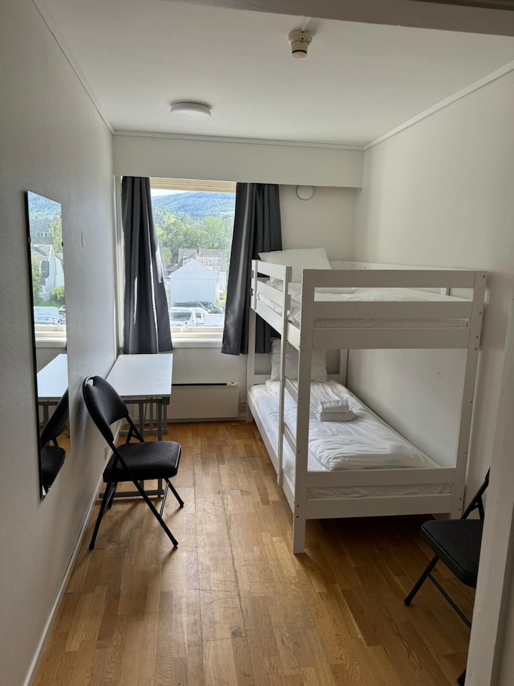 Economy Twin Room, Non Smoking, Private Bathroom photo 1