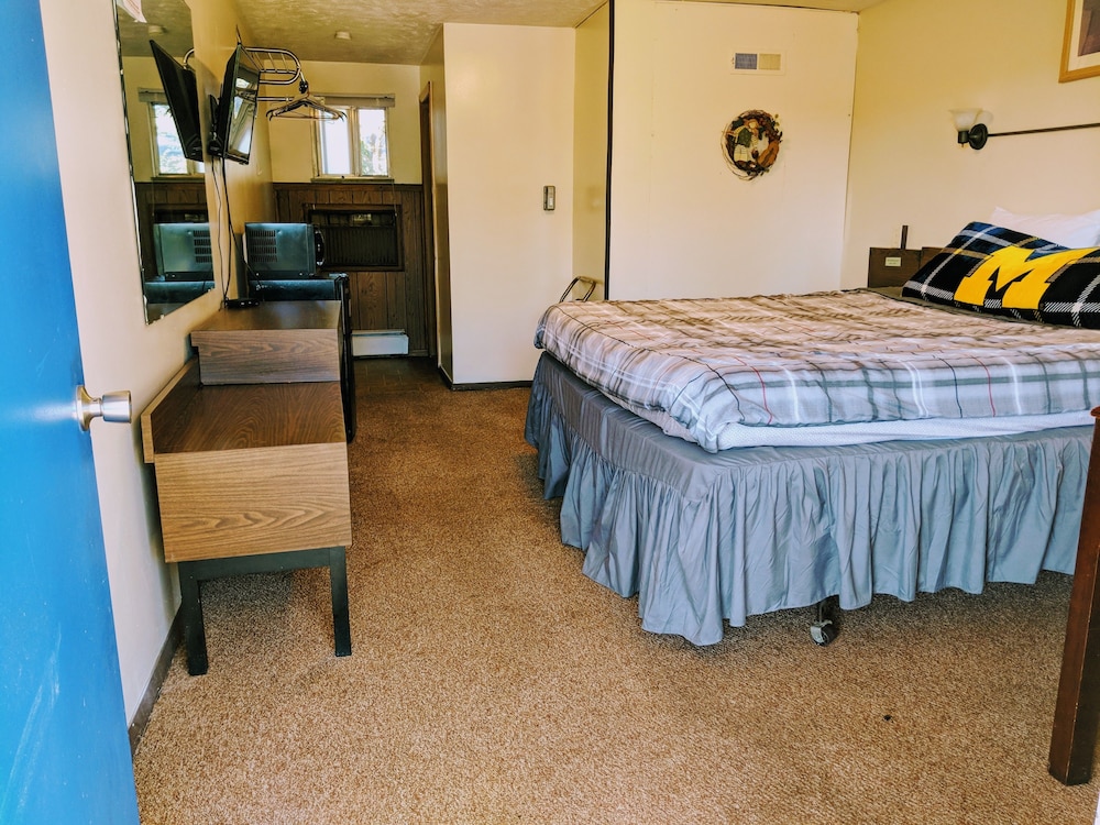 Standard Room, 2 Queen Beds, Non Smoking, Refrigerator & Microwave photo 3
