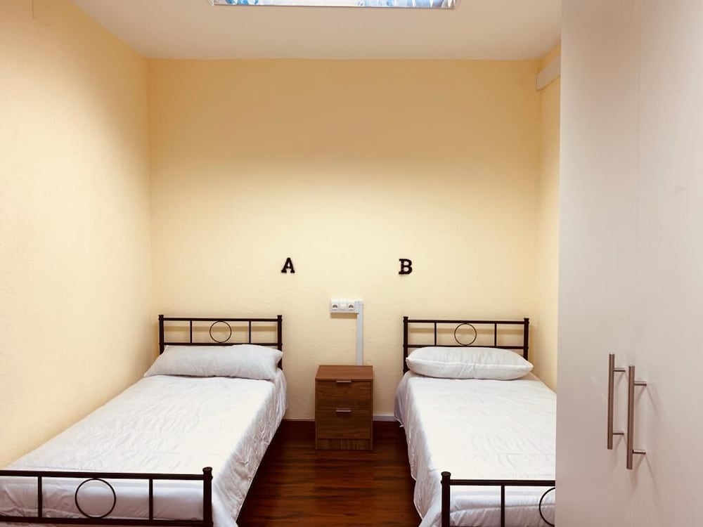 Basic Twin Room - Photo 1