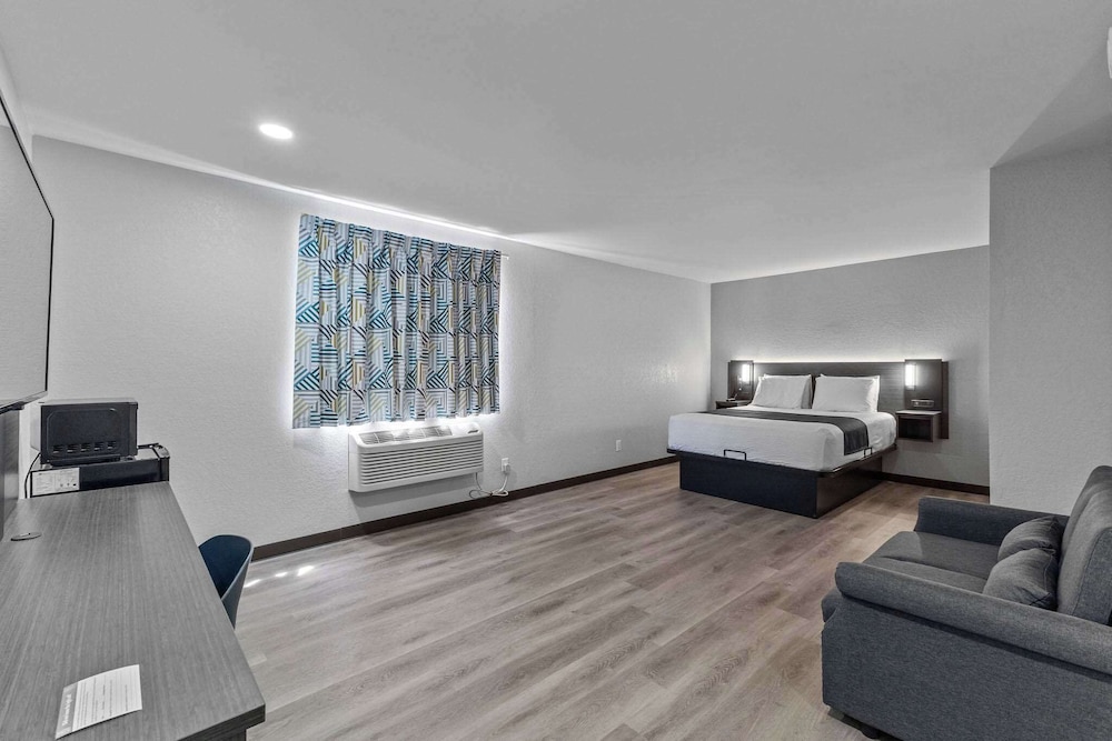 Standard Room, 1 Queen Bed, Non Smoking - Photo 4