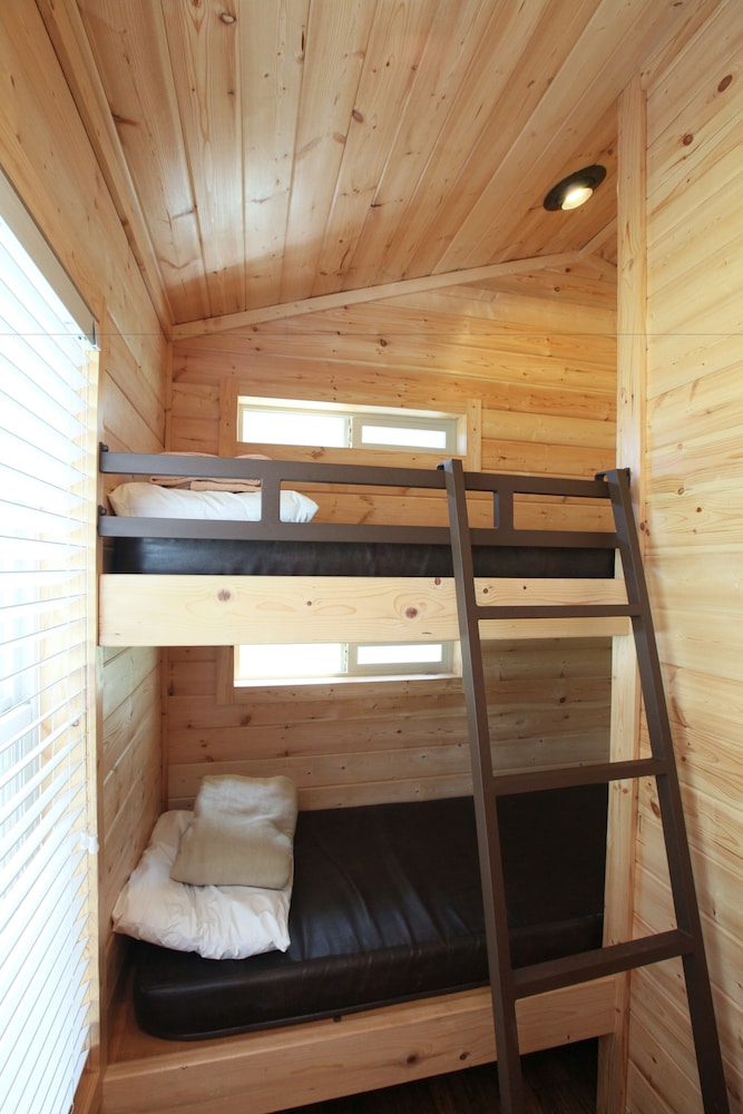 Cabin, 2 Bedrooms (No Pets, Linens Included) photo 2