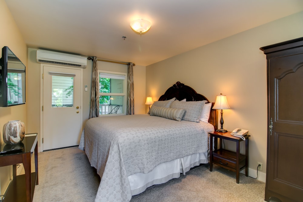 Double Room, 1 King Bed (Andrew G)