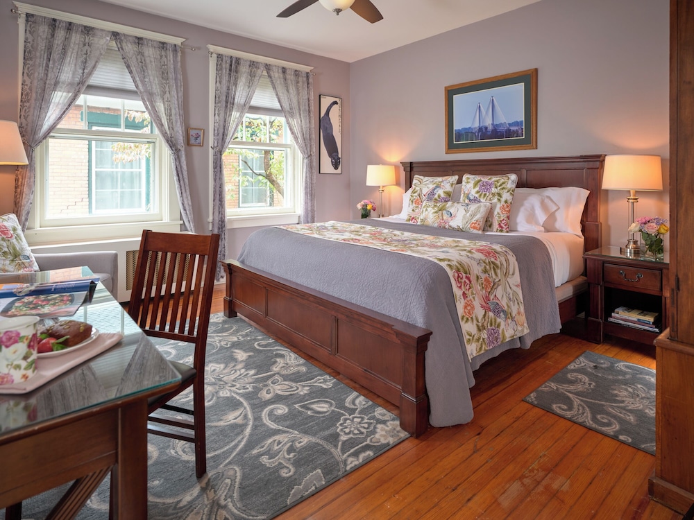 Lenore' Room photo 1