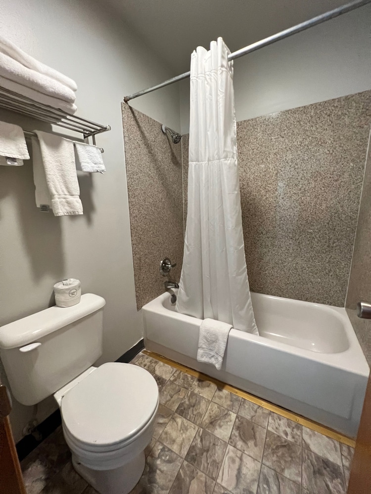 Basic Single Room, 1 Queen Bed photo 2