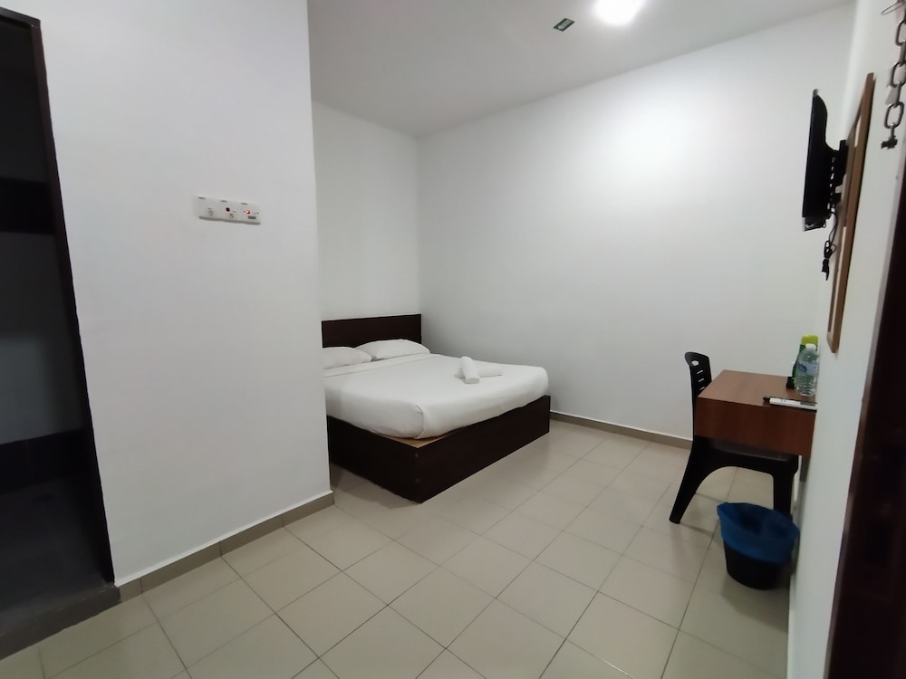 Standard Room, 1 Queen Bed photo 3