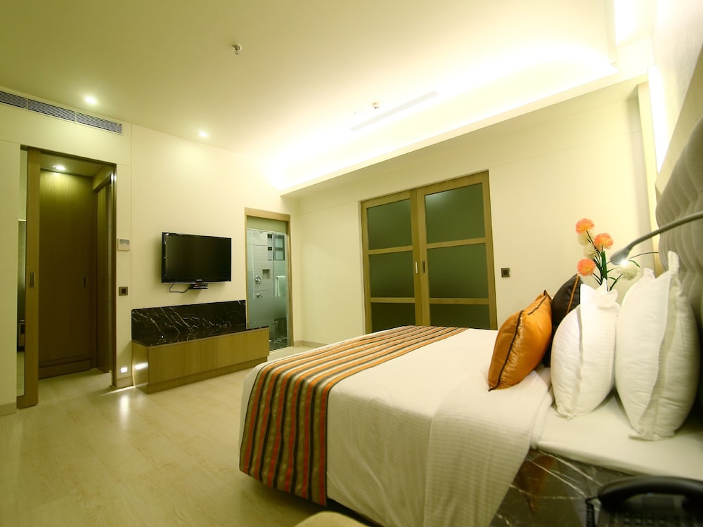 Premium Suite, 1 King Bed photo 2
