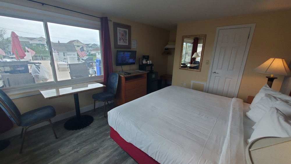 Deluxe Room, 1 King Bed photo 3