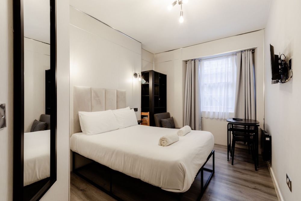 Basic Studio, Ensuite