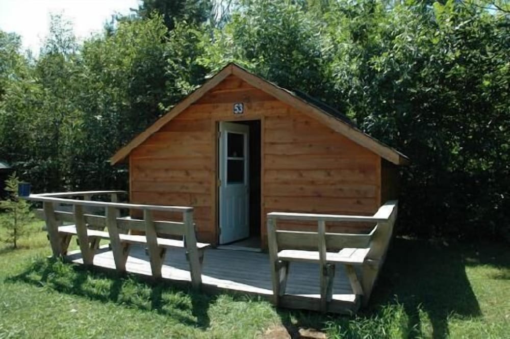 Standard Cabin, Shared Bathroom (Cedar Cabins) photo 2