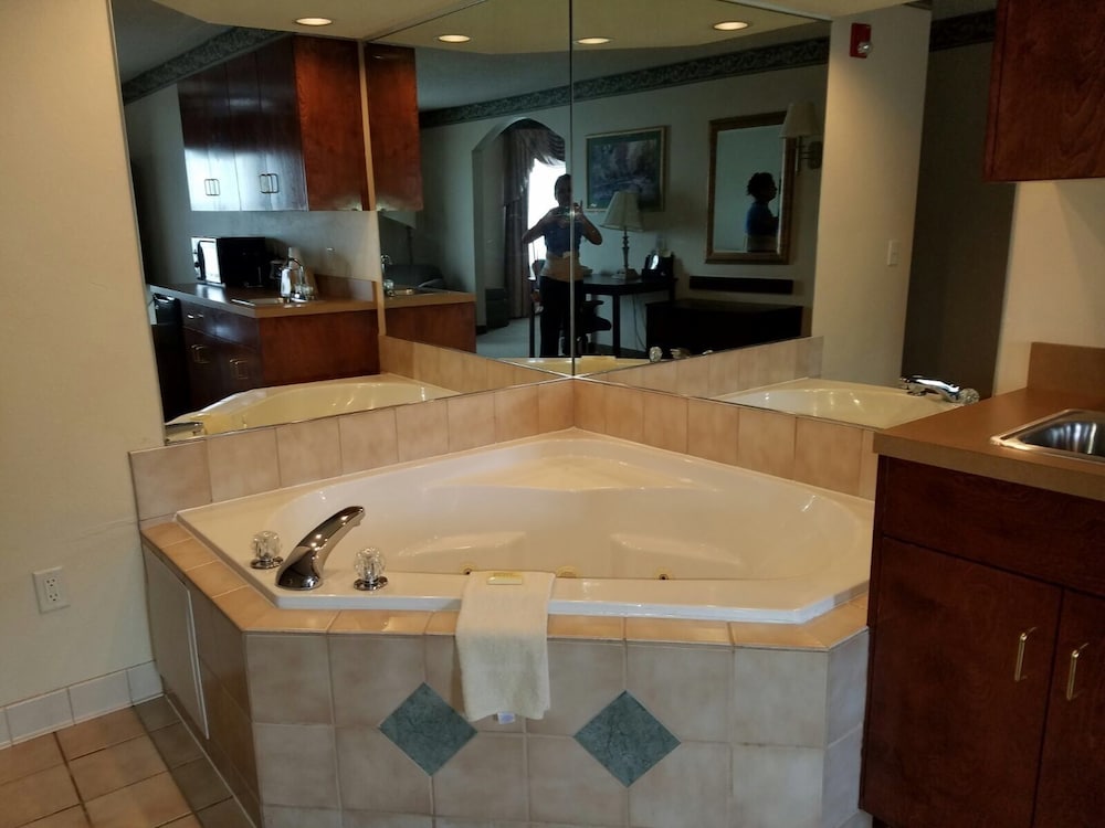 Jacuzzi Suite, 1 King Bed photo 2