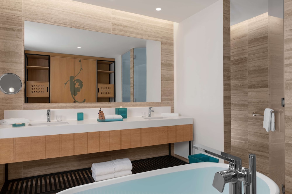 Club Suite, 1 King Bed, Ocean View - Photo 10
