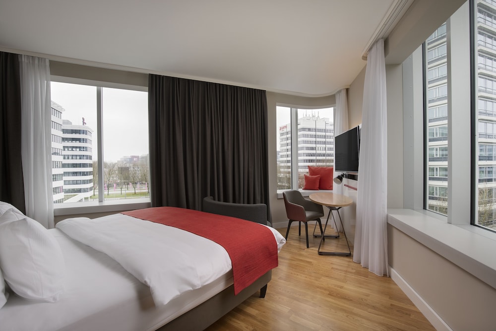 Premium Room, 1 King Bed, Corner (Stocked Minibar) photo 3