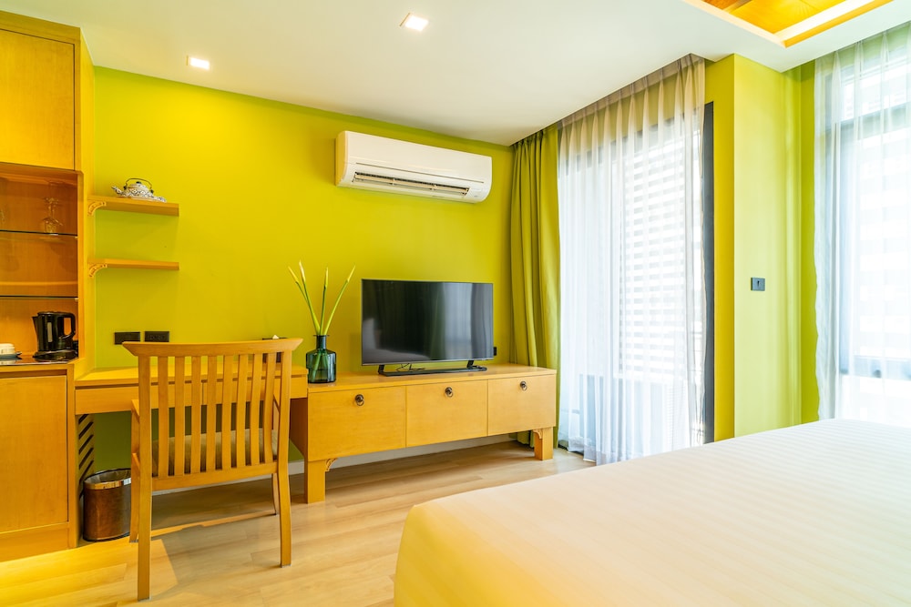 Superior Room, 1 King Bed photo 3