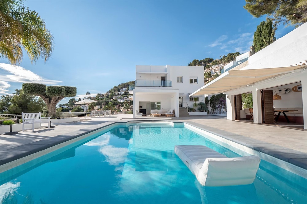 Villa photo 2