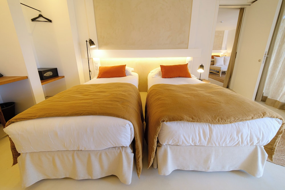 Standard Double or Twin Room - Photo 9
