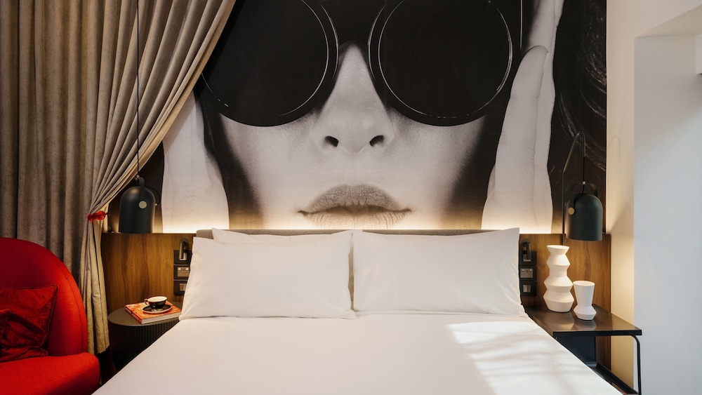 Premium Room, 1 King Bed, City View, Corner - Photo 2