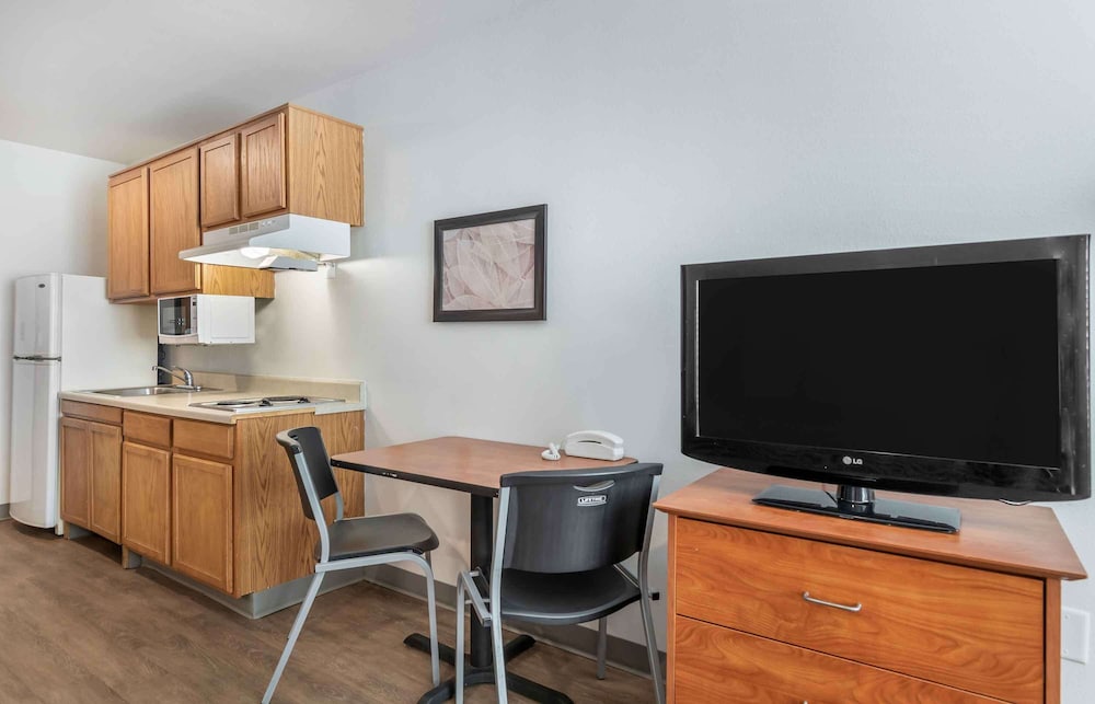 Deluxe Studio, Non Smoking, Refrigerator & Microwave photo 2