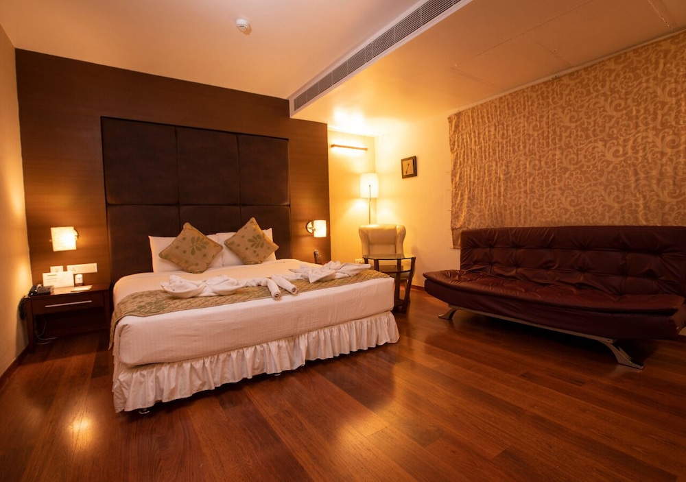 Grand Room, 1 King Bed photo 3