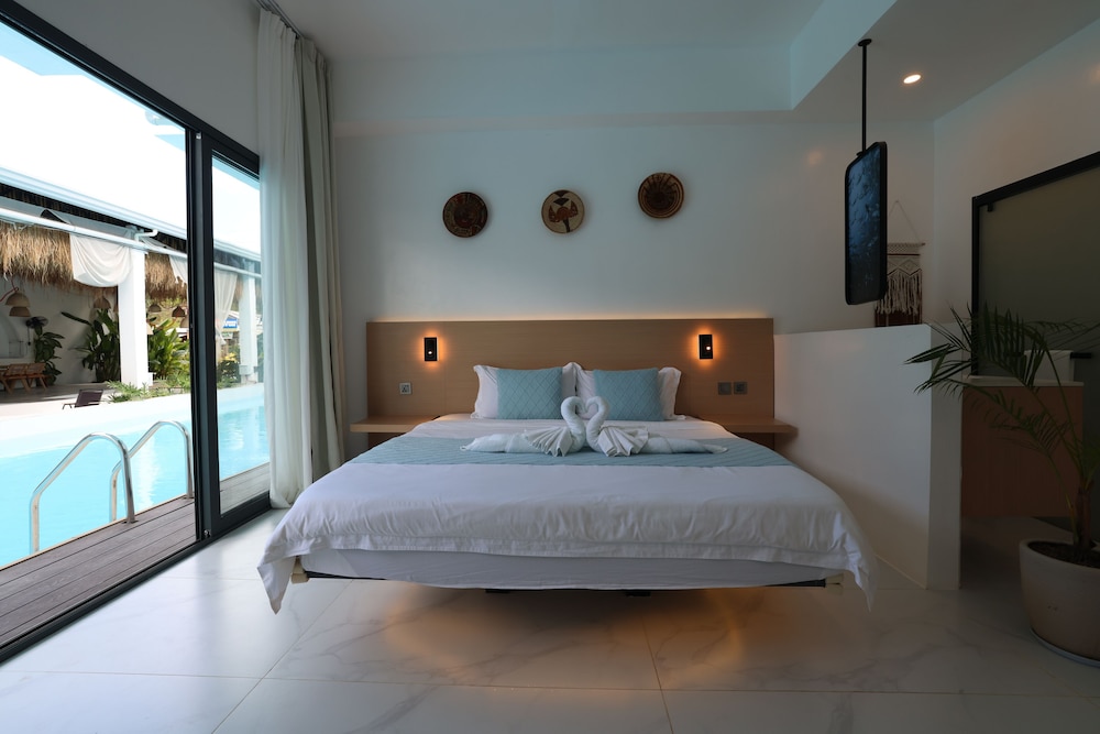 Deluxe Room, 1 King Bed, Pool Access, Pool View photo 1
