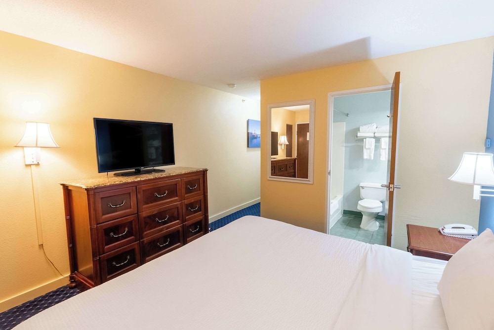 Superior Room, 1 King Bed, Balcony, Bay View - Photo 5