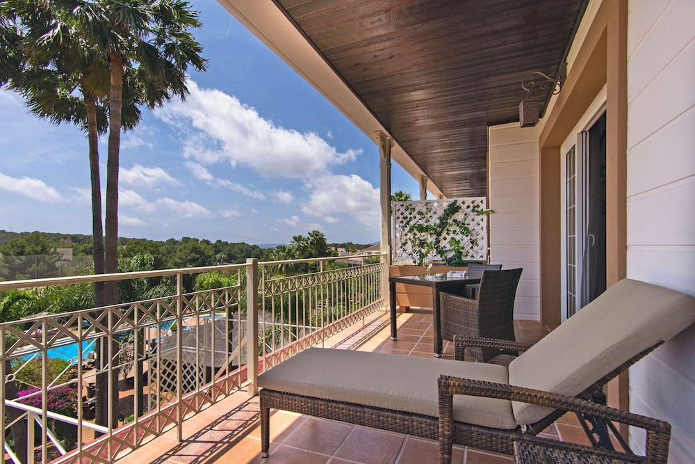 Deluxe Room, 1 King Bed with Sofa bed