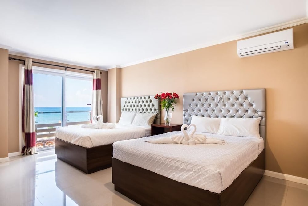 Ocean Front Room photo 3