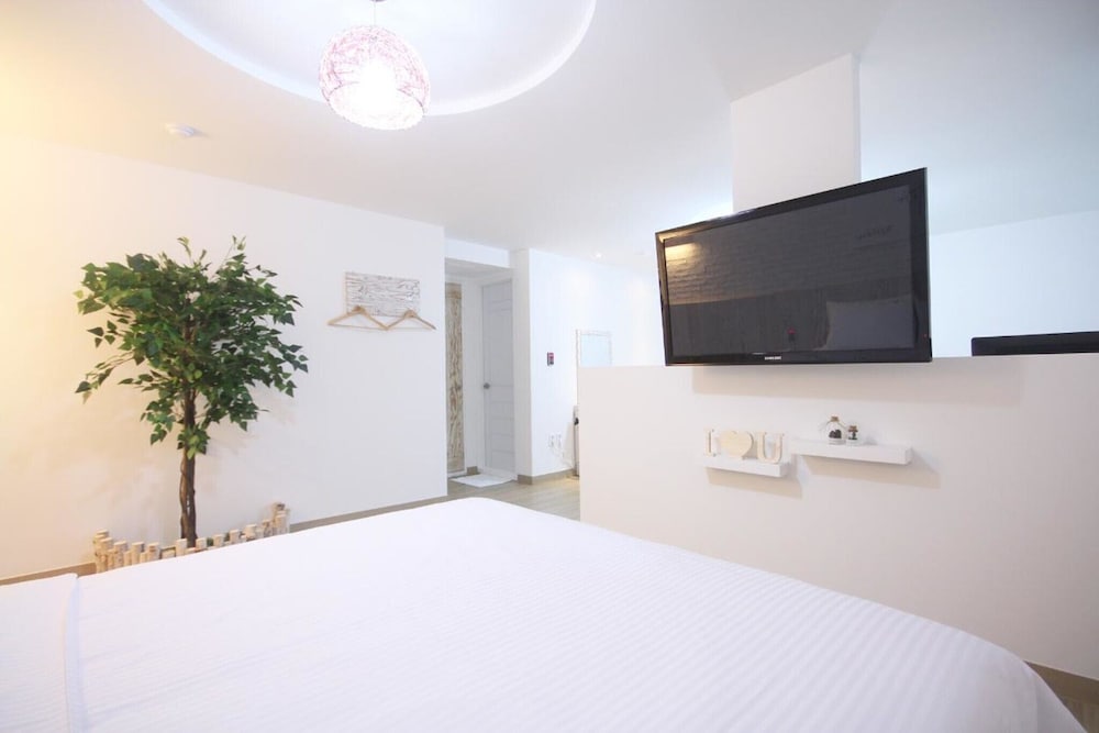 Room (VIP) - Photo 9
