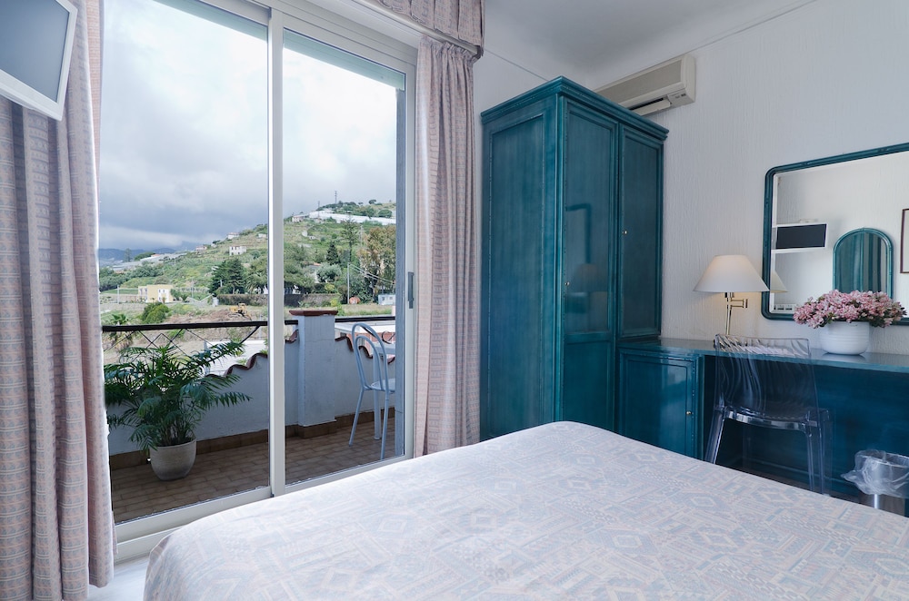 Standard Double Room - Photo 17