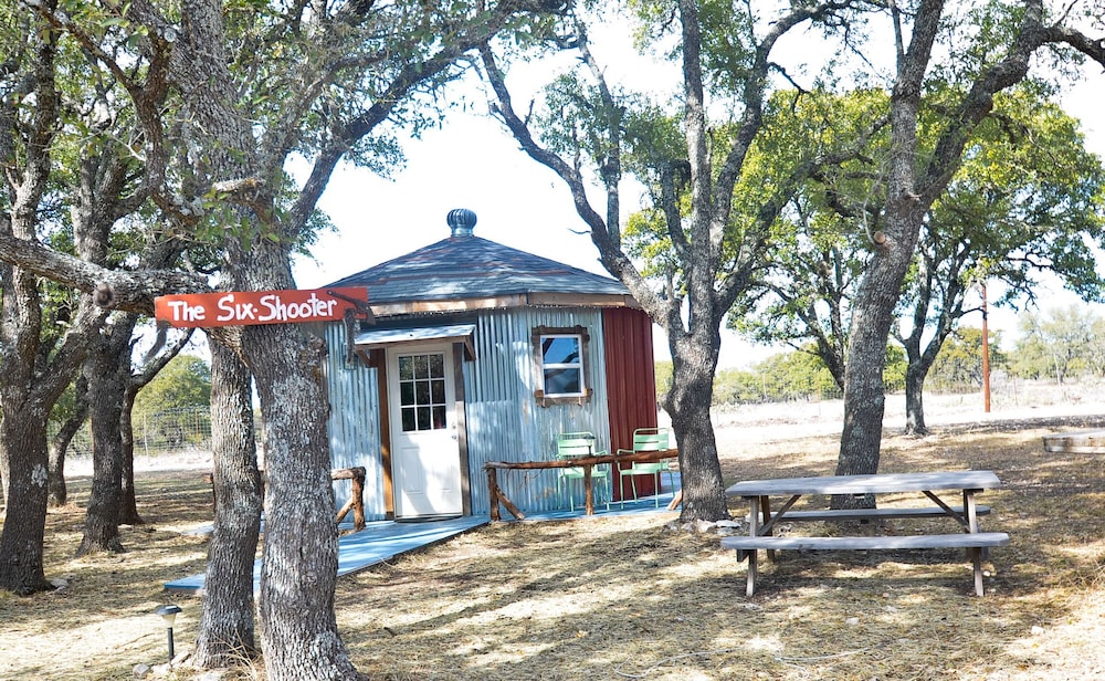Six Shooter Yurt - Shared Restrooms Nearby for Your Convenience photo 3