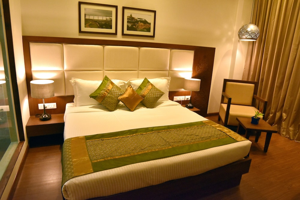 Standard Room, 1 King Bed, Non Smoking photo 3