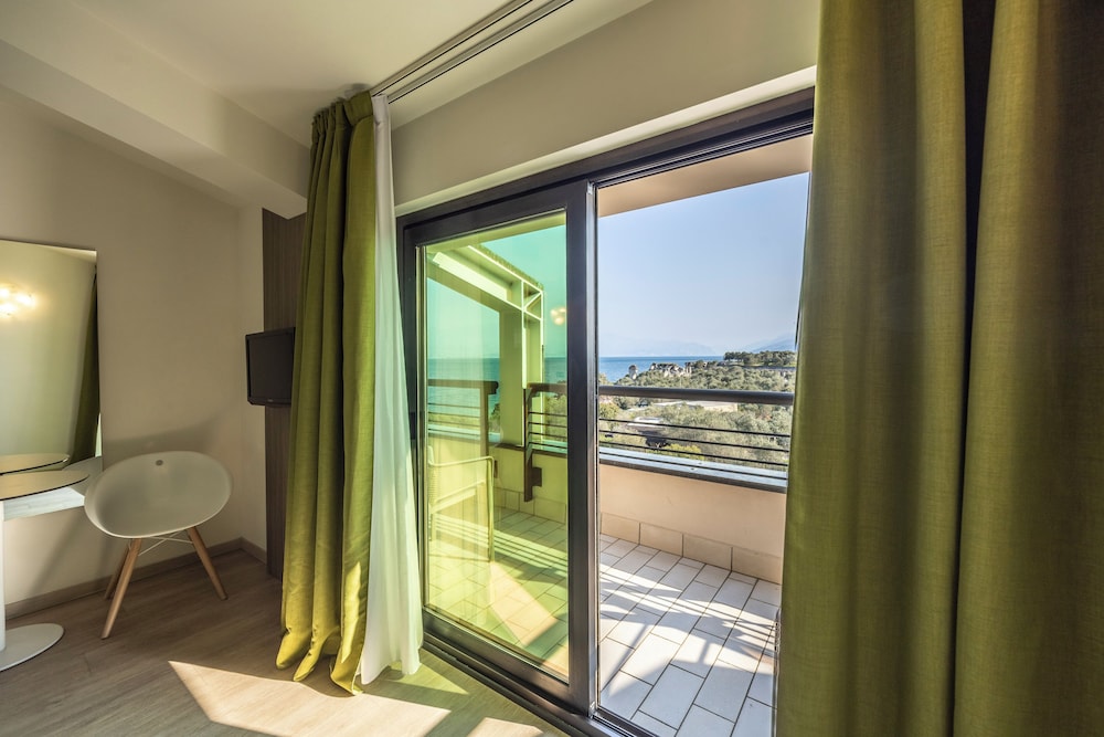 Double or Twin Room, Balcony, Partial Lake View - Photo 4