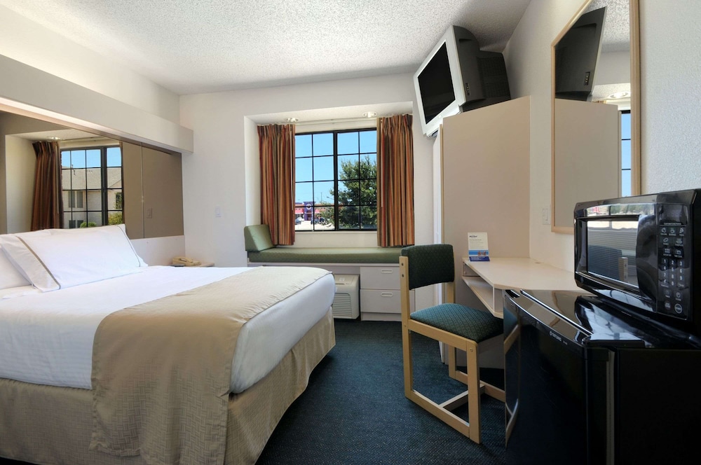 1 Queen Bed, Mobility Accessible Room, Bathtub w/ Grab Bars, Non-Smoking - Photo 1